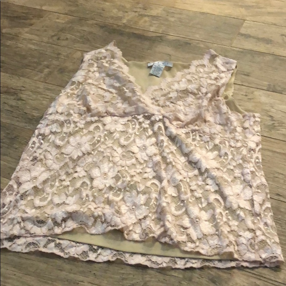 V-neck blush/cream CAbi lace tank top in size XL